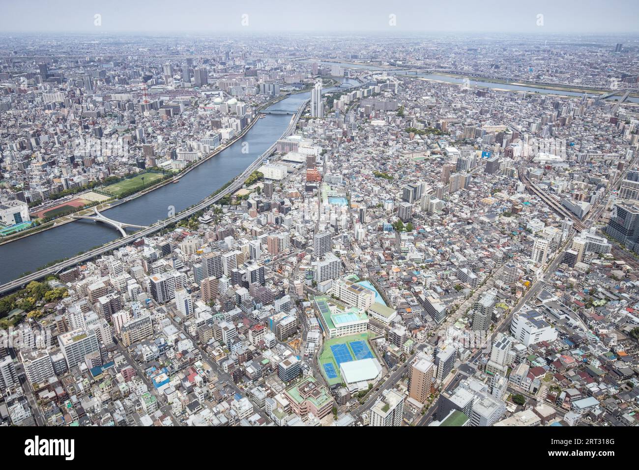 Eine Luftaufnahme der Skyline von Tokio vom höchsten Turm der Welt, dem Tokyo Skytree, in der Innenstadt von Tokio, Japan Stockfoto