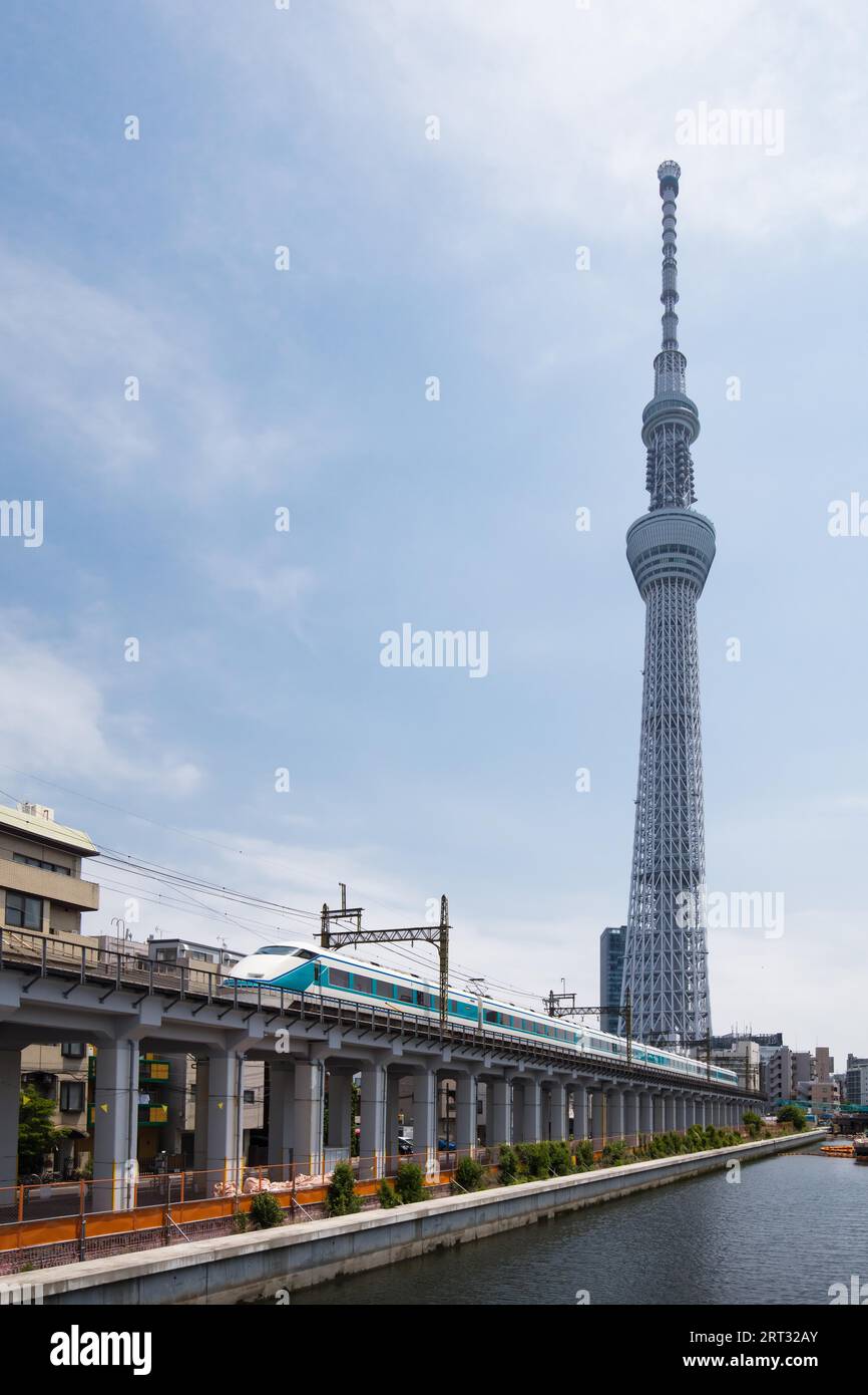 Ein Blick in Richtung Tokyo Skytree mit einem vorbeifahrenden Shinkansen-Zug im Zentrum von Tokio, Japan Stockfoto