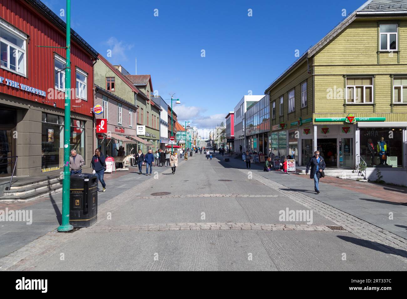 Tromso, Norwegen, 1. Juni 2018: Haupteinkaufsstraße im Stadtzentrum Stockfoto