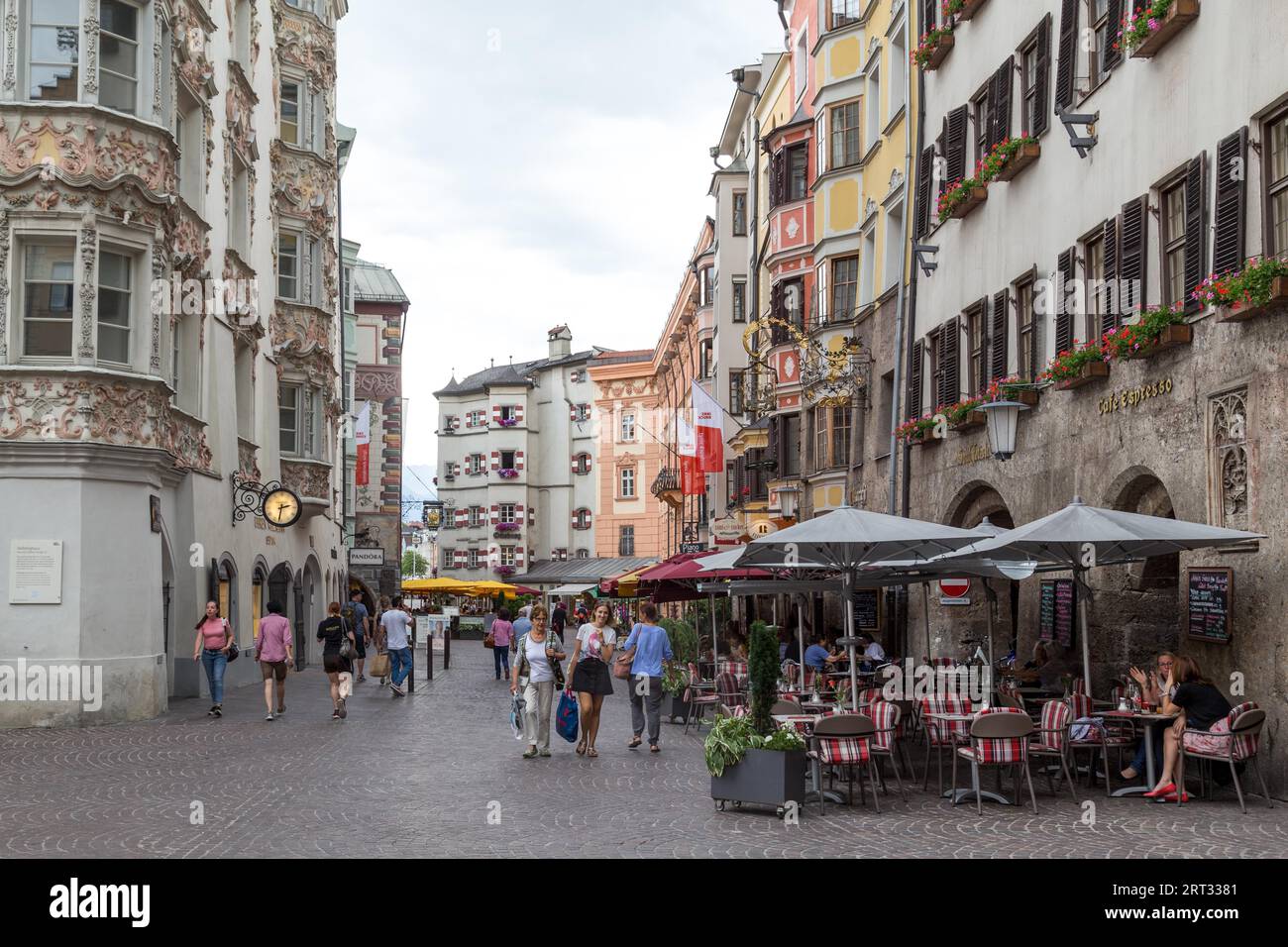 Innsbruck, Österreich, 8. Juni 2018: Stadtzentrum mit historischen Gebäuden, Cafés und Menschen Stockfoto