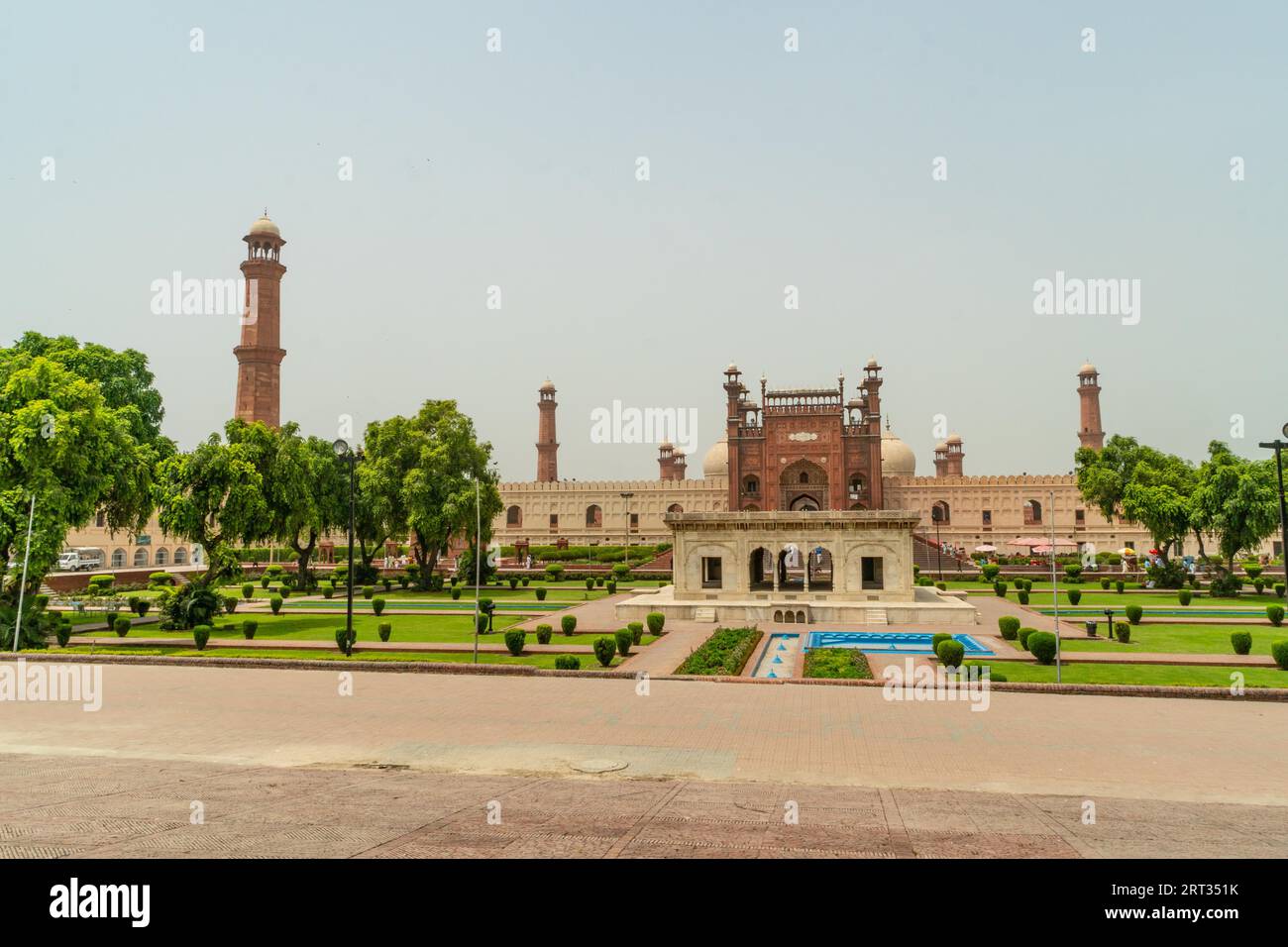 Badshahi Moschee mit wunderschönen grünen Gärten in Lahore, Pakistan. Beliebte Touristenattraktion Stockfoto