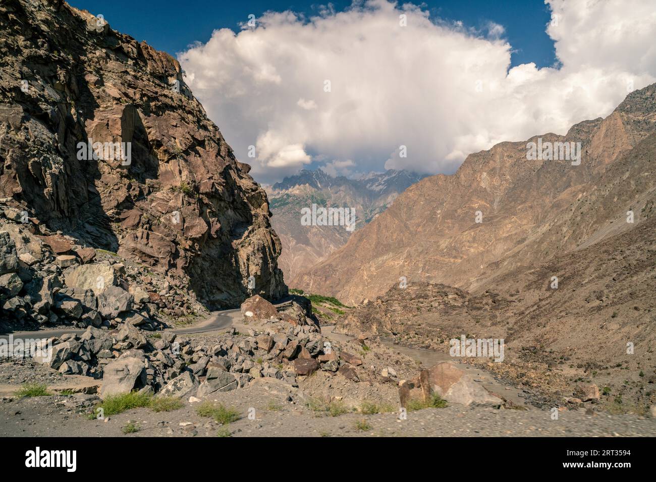 Gefährliche Bergstraße in Pakistan auf dem Karakoram Highway Stockfoto