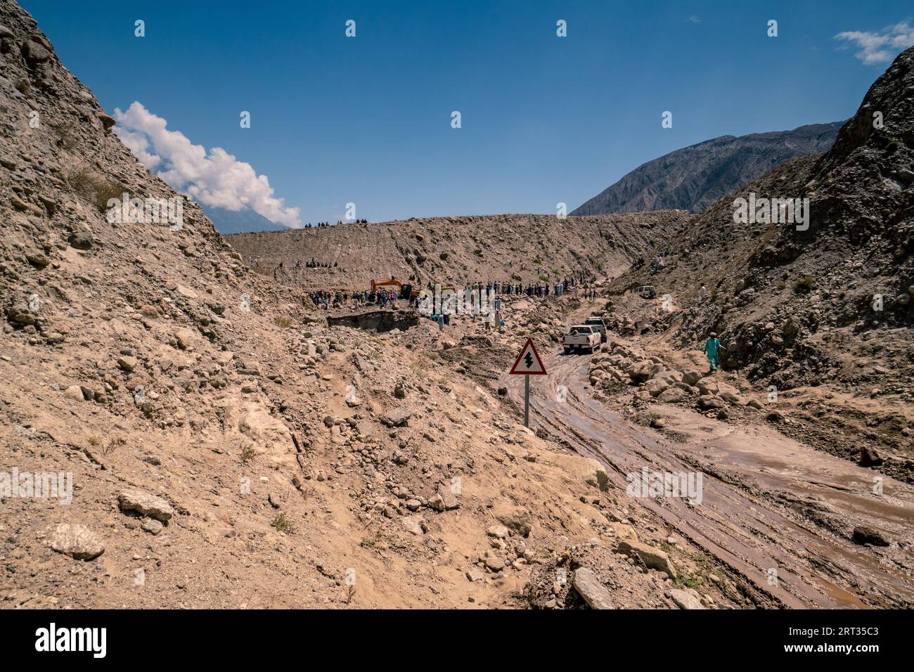 Karakoram Highway, Pakistan, 19. Juli 2018: Bergungsarbeiten nach dem Erdrutsch zerstörten die Straße in den Karakoram-Bergen in Pakistan. Illustrativer Leitartikel Stockfoto