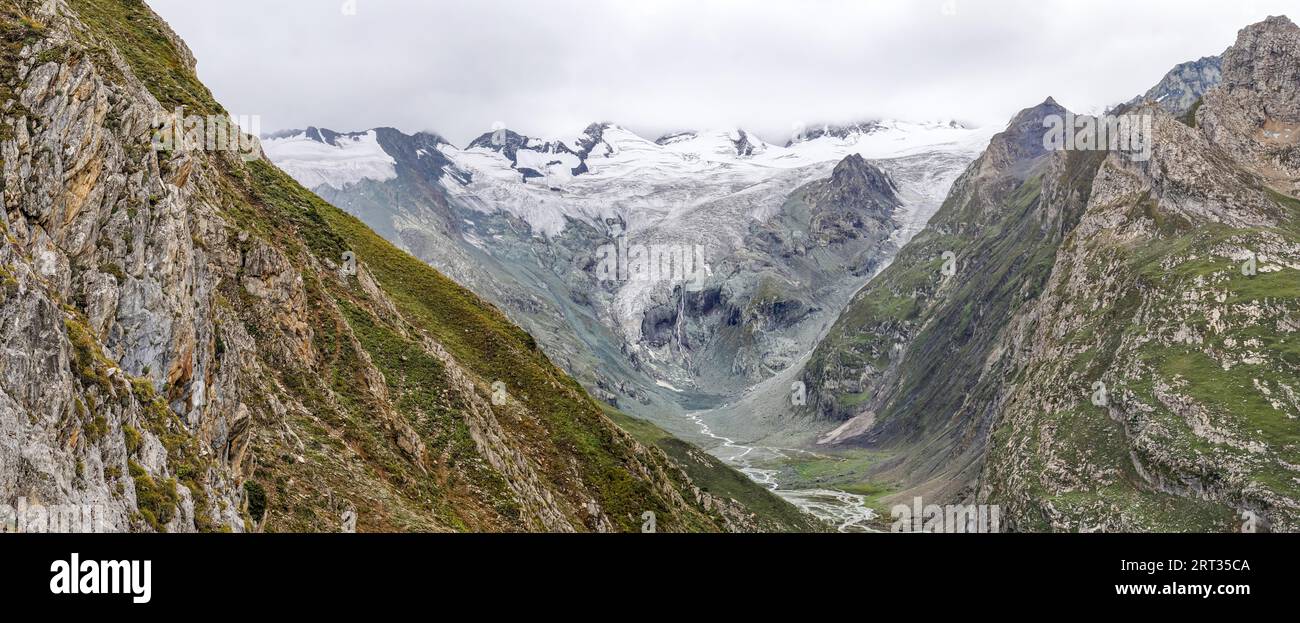 Wunderschönes Gletschertal in den Kaschmir-Bergen mit einem Gletscher, der die Berghänge hinuntersteigt Stockfoto