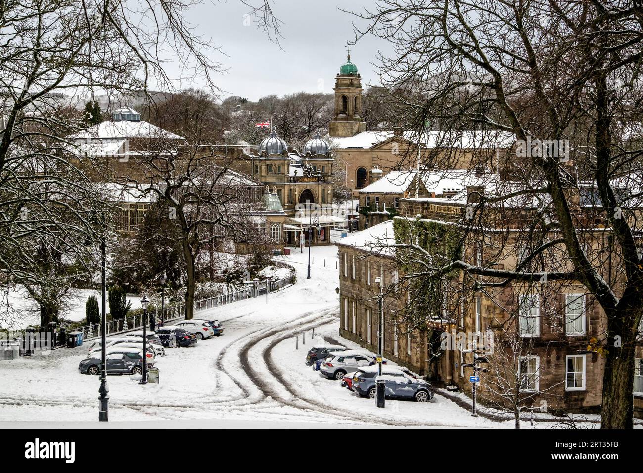 Das Old Hall Hotel und das Opernhaus im Zentrum von Buxton in Derbyshire unter einer Winterschneebedeckung Stockfoto