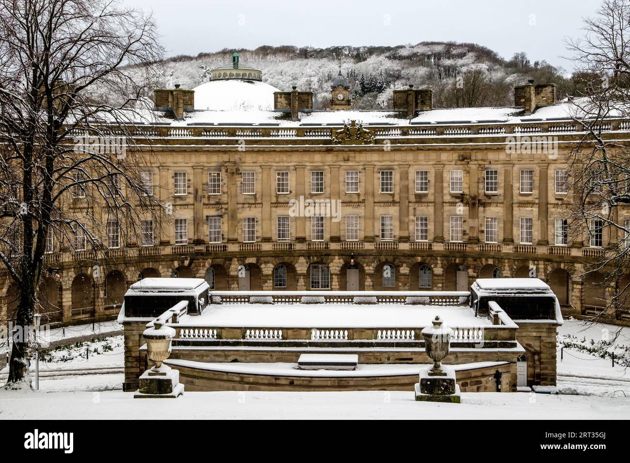 Das Crescent - jetzt ein Hotel - im Zentrum von Buxton in Derbyshire unter einer Winterschneebedeckung Stockfoto