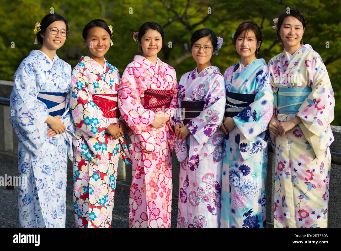 Kyoto, Japan, 17. Mai 2019: Junge Damen in einem Kimono in den Straßen von Kyoto an einem warmen Frühlingstag in Japan Stockfoto