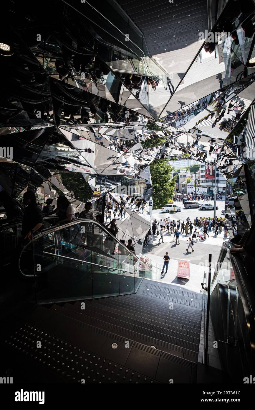 Tokio, Japan, 12. Mai 2019: Die berühmten Spiegel am Eingang des Tokyu Mall Plaza in Harajuku Stockfoto