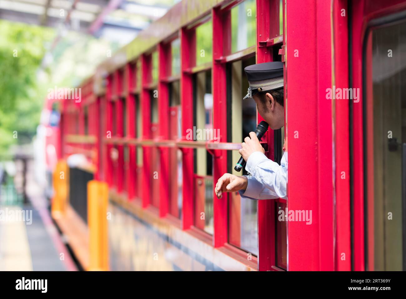 Kyoto, Japan, 16. Mai 2019: Mitarbeiter des weltberühmten Sagano Romantic Train in Kyoto, Japan, Asien Stockfoto