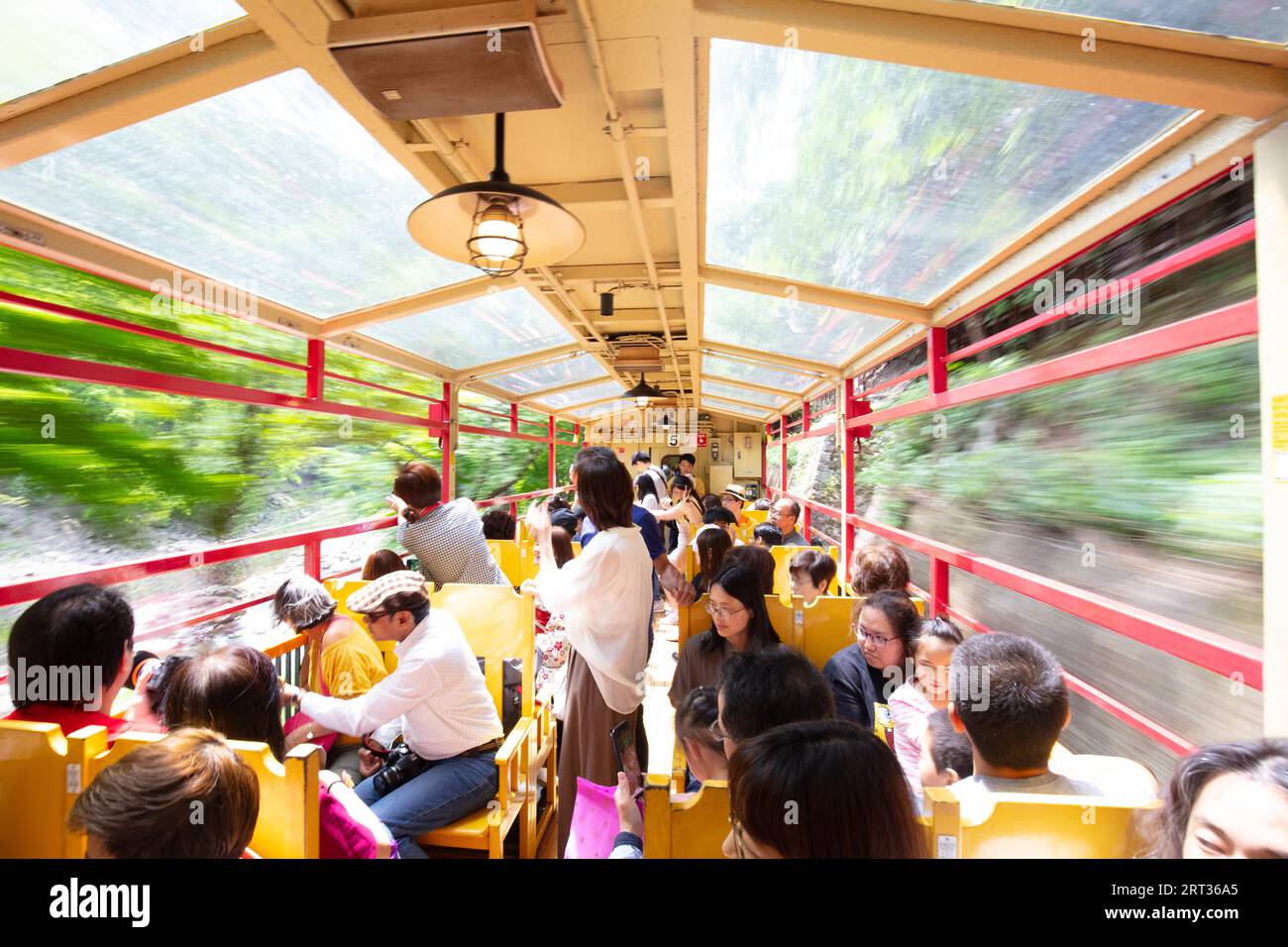 Kyoto, Japan, 16. Mai 2019: Der weltberühmte Sagano Romantic Train, der entlang des Katsura River in der Nähe von Kyoto, Japan, fährt Stockfoto