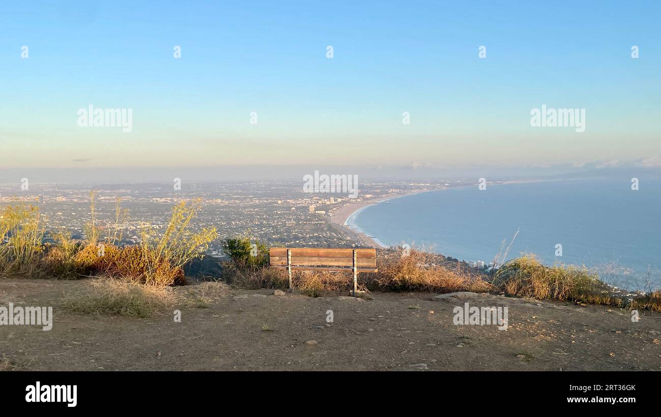 Bänke am Parker Mesa blicken auf die Pacific Palisades in Los Angeles, Kalifornien. Blick auf die Bucht von santa monica und die Stadt Los Angeles. Stockfoto