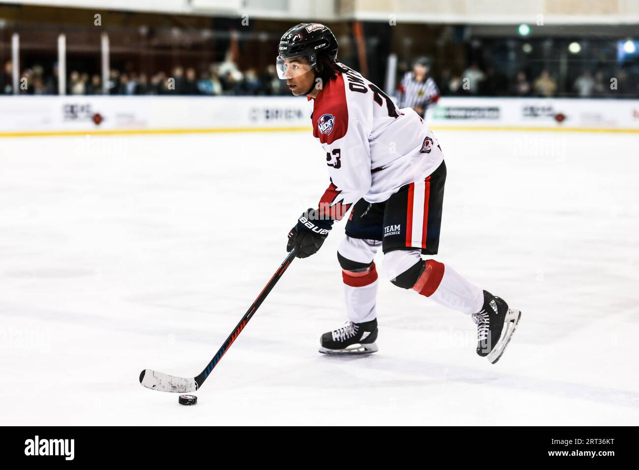 MELBOURNE, AUSTRALIEN, 21. JUNI: Jordan Owens of Canada skates mit dem Puck beim Ice Hockey Classic 2019 in Melbourne, Australien Stockfoto