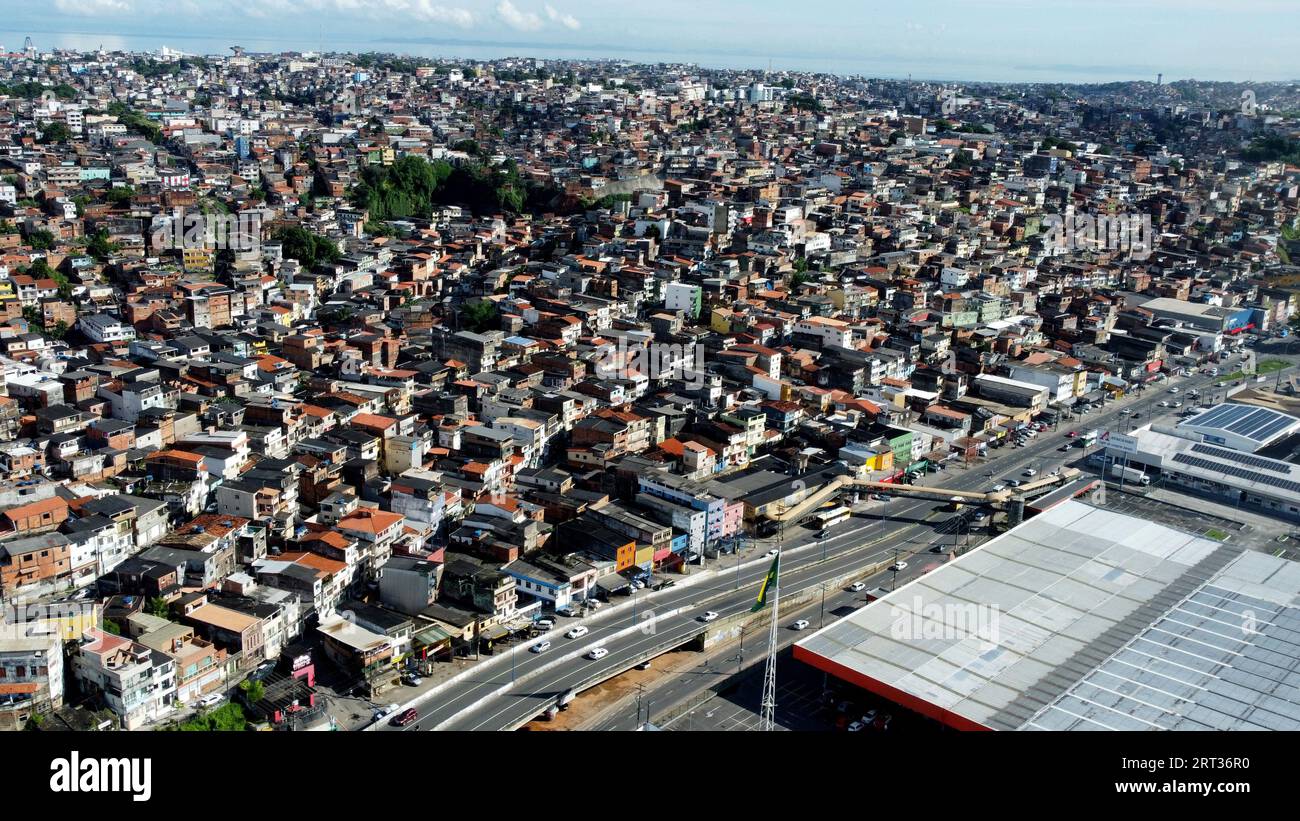 salvador, bahia, brasilien - 9. august 2023: Luftaufnahme von Wohnungen im Favela-Gebiet in der Stadt Salvador. Stockfoto