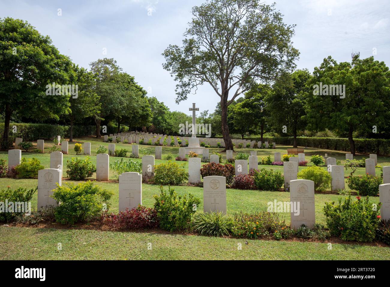 Trincomalee, Sri Lanka, 20. August 2018: Reihen von Grabsteinen auf dem britischen Militärfriedhof für Soldaten des britischen Empire, die getötet wurden Stockfoto