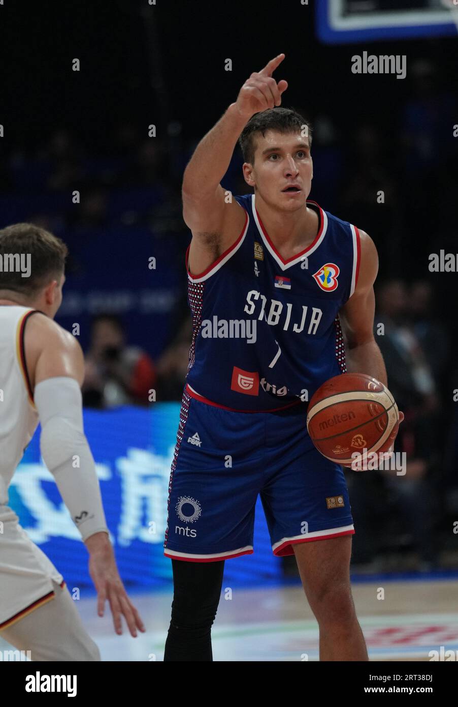 Manila, Philippinen. September 2023. Bogdan Bogdanovic aus Serbien zeigt im Finale zwischen Deutschland und Serbien beim FIBA-Weltcup 2023 in Manila, Philippinen, am 10. September 2023. Quelle: Meng Yongmin/Xinhua/Alamy Live News Stockfoto