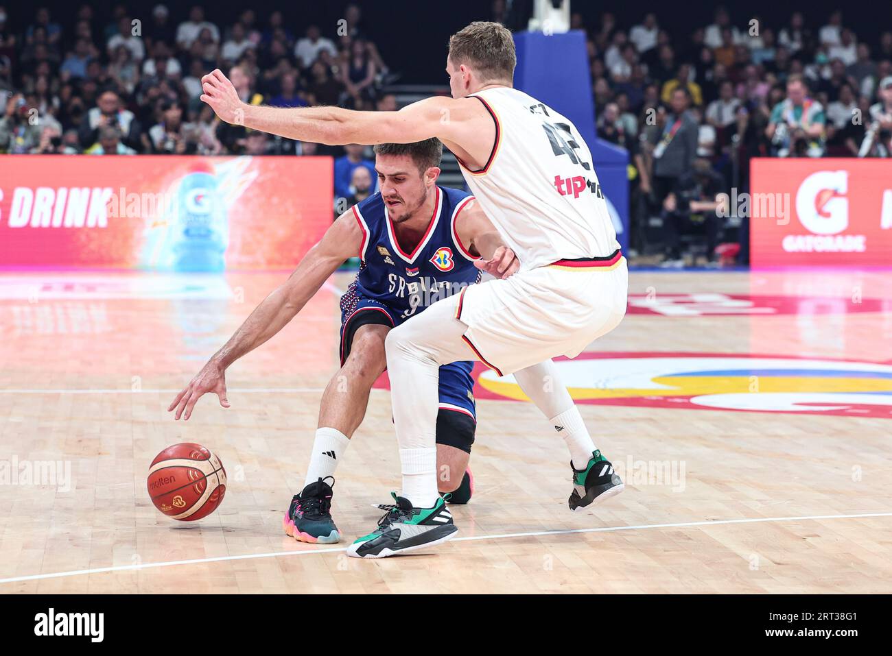 Manila, Philippinen. September 2023. Vanja Marinkovic (L) aus Serbien treibt den Ball im Finale zwischen Deutschland und Serbien beim FIBA-Weltcup 2023 in Manila, Philippinen, am 10. September 2023. Quelle: Wu Zhuang/Xinhua/Alamy Live News Stockfoto