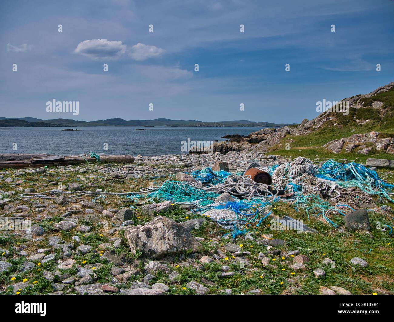 Verlorene Plastikfischnetze und -Seile wurden an einem abgelegenen Strand auf der Insel Bernera (Great Bernera) vor der Küste von Nordwest Lewis in der Oute angespült Stockfoto