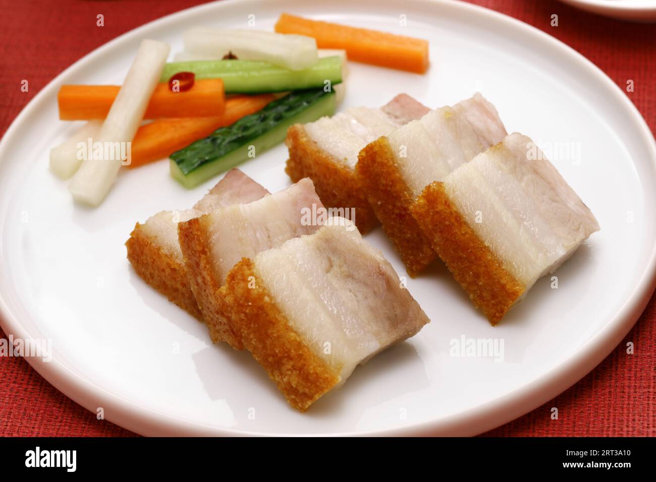 Hausgemachter knuspriger Schweinebauch mit Haut, chinesische kantonesische Küche Stockfoto