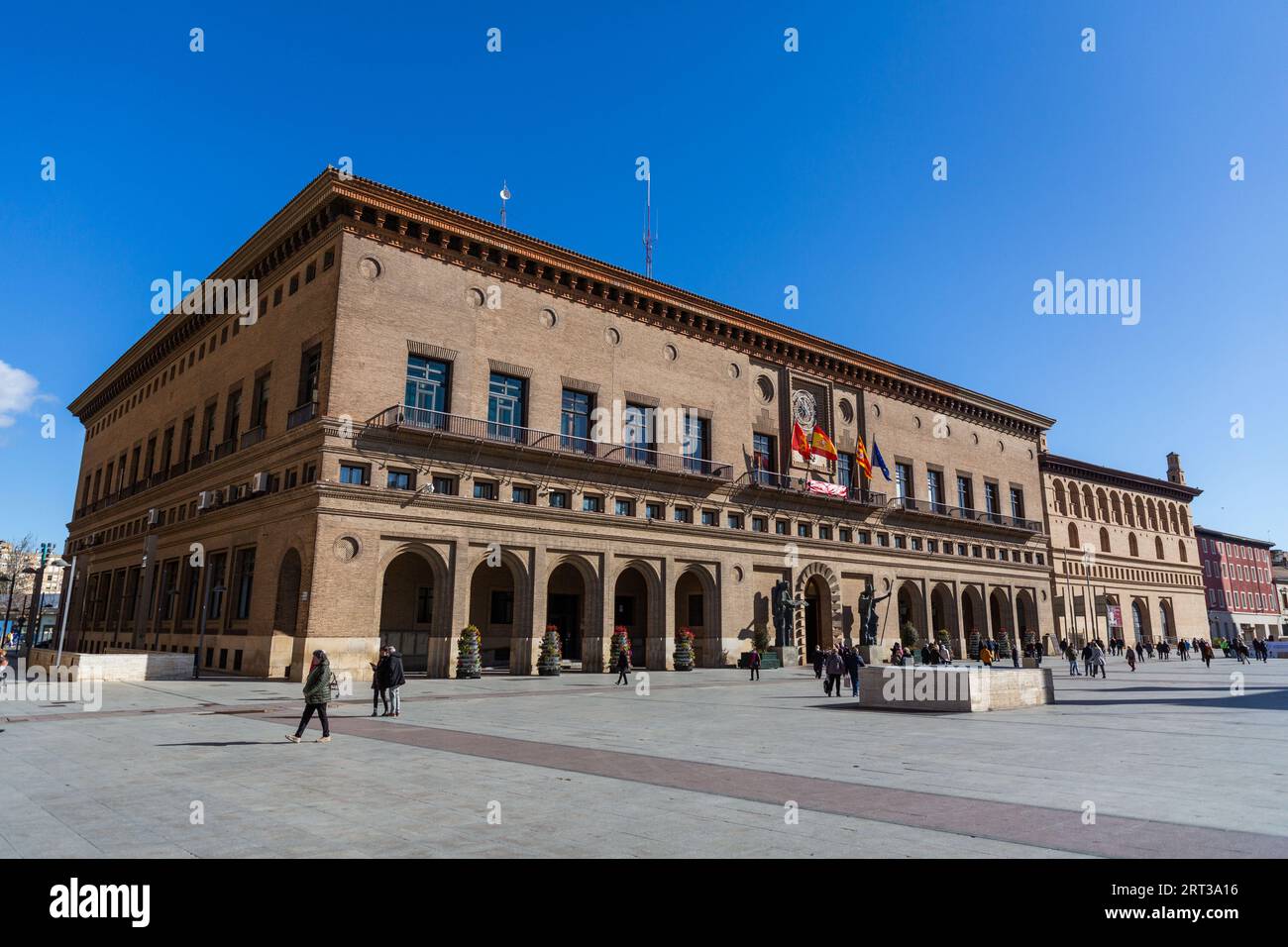 Zaragoza, Spanien - 14. FEBRUAR 2022: Das Rathaus von Zaragoza ist Sitz des stadtrats. Das Hotel befindet sich auf der Plaza of Our Lady of the Pillar und ist in der Mitte erbaut Stockfoto
