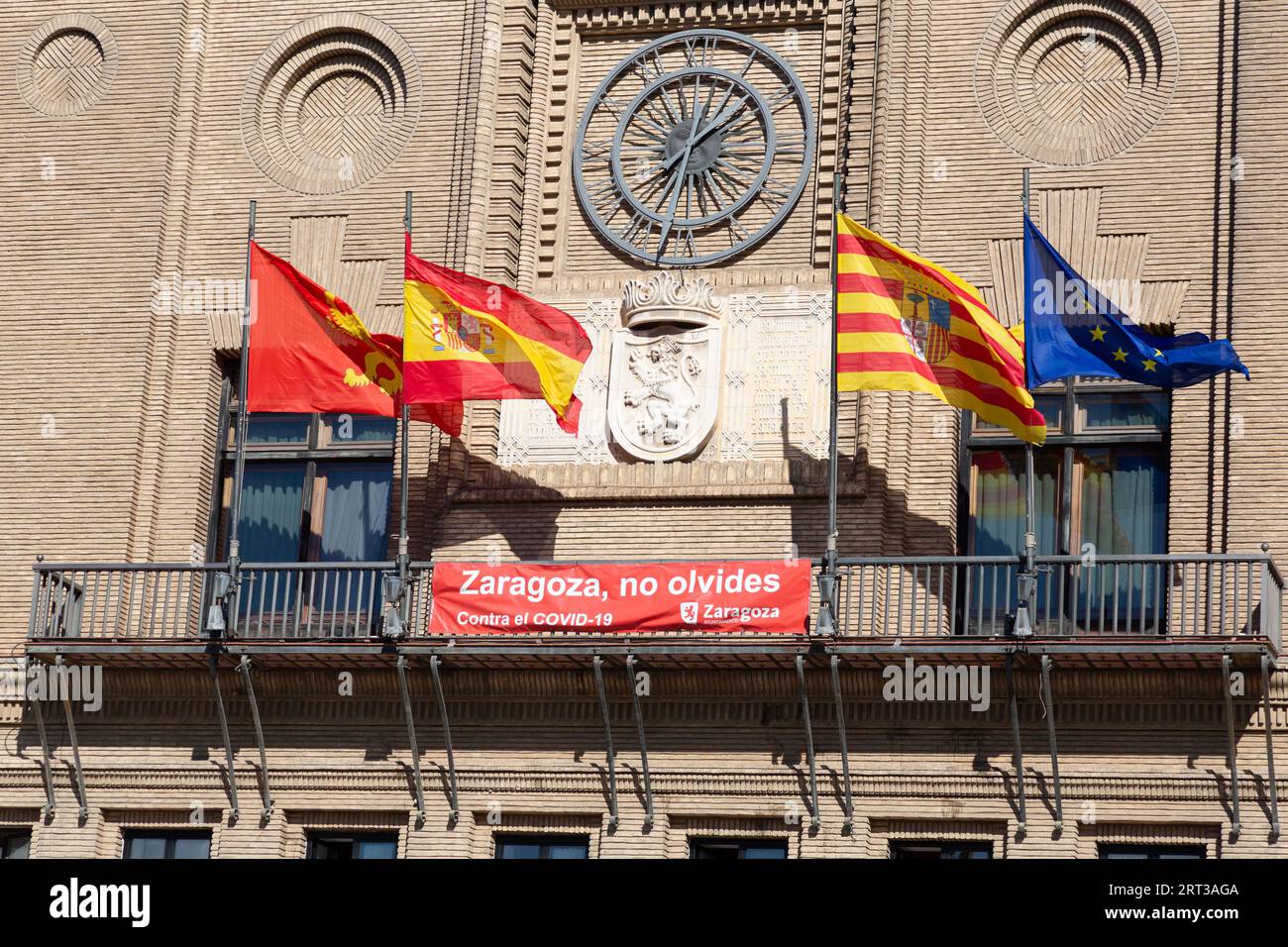 Zaragoza, Spanien - 14. FEBRUAR 2022: Das Rathaus von Zaragoza ist Sitz des stadtrats. Das Hotel befindet sich auf der Plaza of Our Lady of the Pillar und ist in der Mitte erbaut Stockfoto