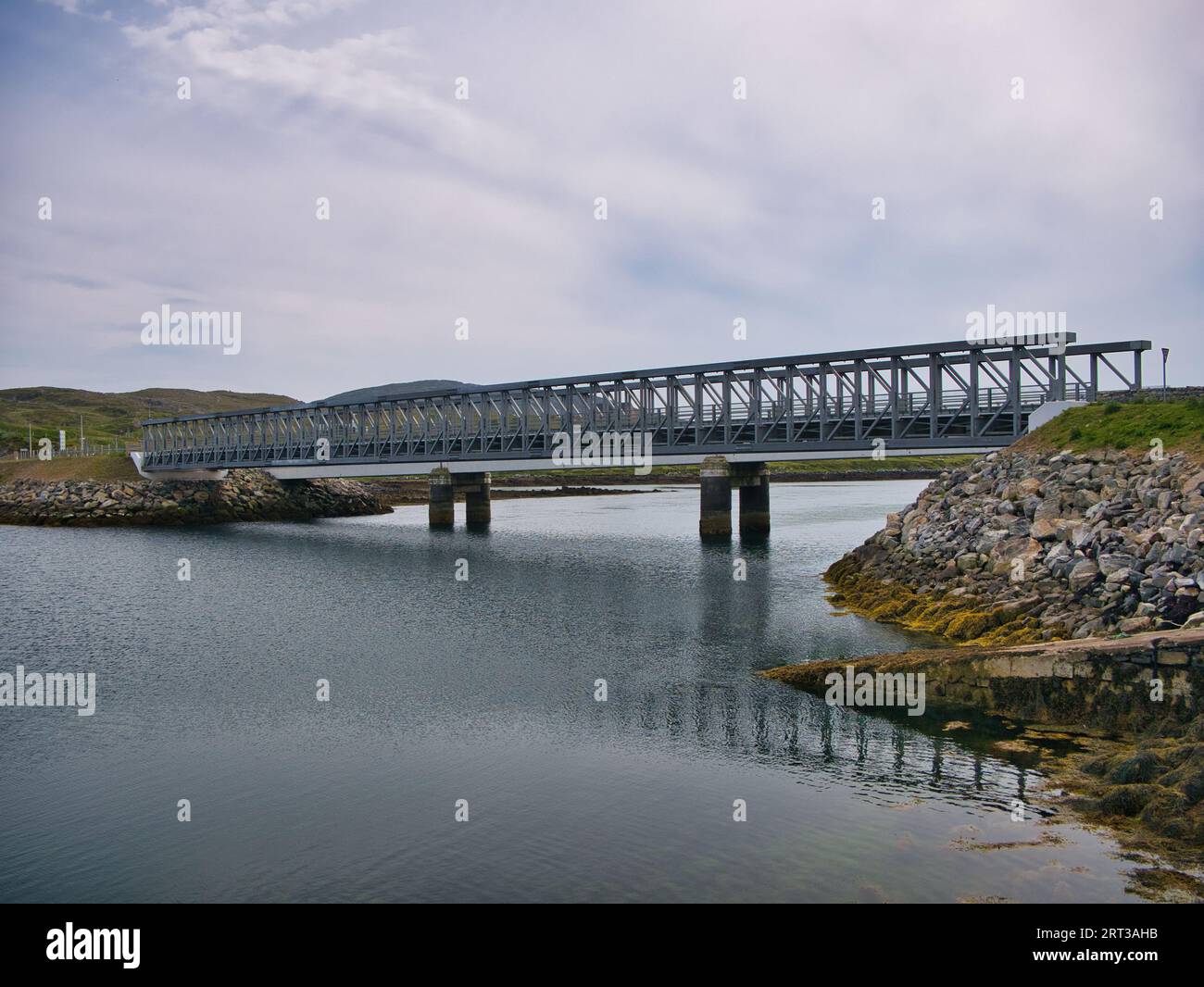 Die neue Bernera Bridge über Loch Roag verbindet die Insel Great Bernera mit der Isle of Lewis, Outer Hebrides, Schottland, Großbritannien. Die Brücke öffnete sich Stockfoto