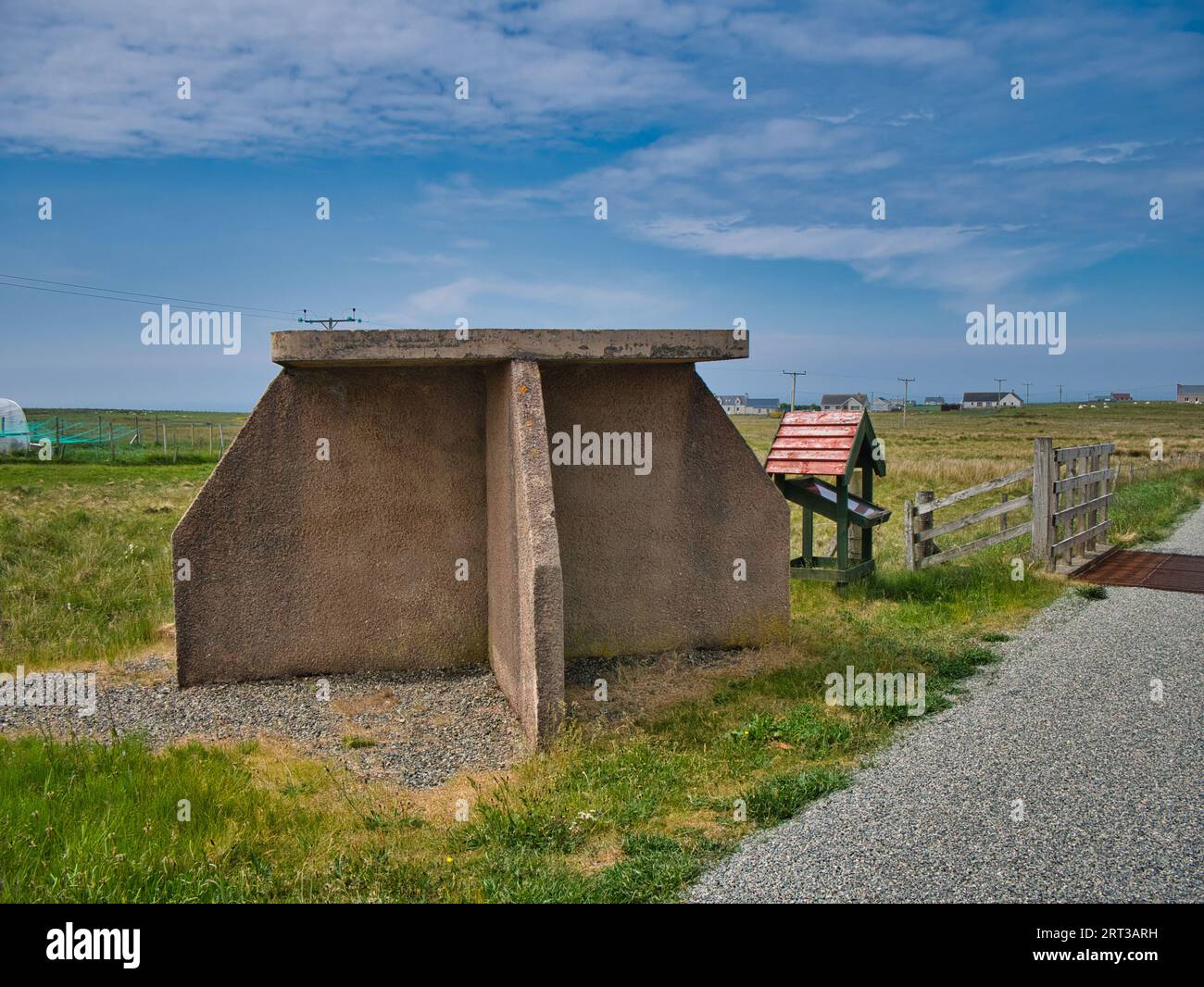 Ein Betonbusshütten auf der A857 bei High Borve auf der Isle of Lewis in den Äußeren Hebriden, Schottland, Großbritannien. Das Design bietet Wetterschutz Stockfoto