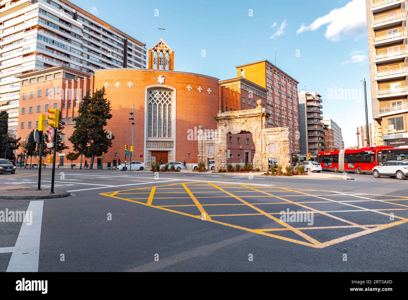 Zaragoza, Spanien - 14. Februar 2022: Außenansicht der Iglesia de Nuestra Senora del Carmen, Gemeindekirche unserer Lieben Frau von Carmen. Stockfoto
