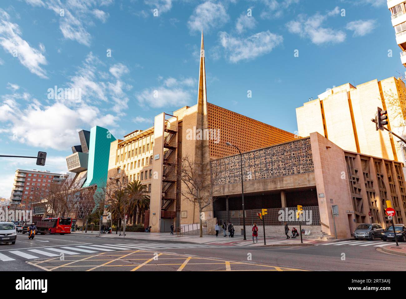 Zaragoza, Spanien - 14. Februar 2022: Außenansicht der Iglesia de Nuestra Senora del Carmen, Gemeindekirche unserer Lieben Frau von Carmen. Stockfoto