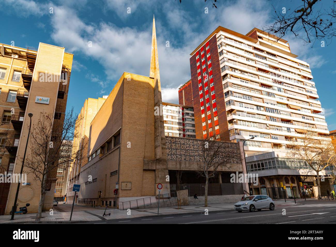 Zaragoza, Spanien - 14. Februar 2022: Außenansicht der Iglesia de Nuestra Senora del Carmen, Gemeindekirche unserer Lieben Frau von Carmen. Stockfoto