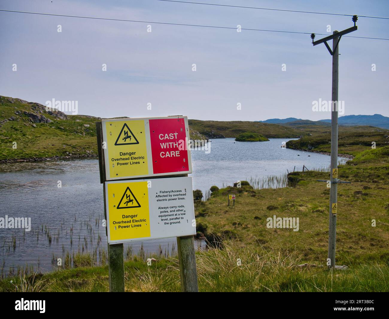 Gelbe und rote Schilder an einem Lochan (kleiner See) auf Great Bernera in den Äußeren Hebriden, Schottland, Großbritannien, warnen Angler, vorsichtig in der Nähe von Überkopfschwaden zu werfen Stockfoto