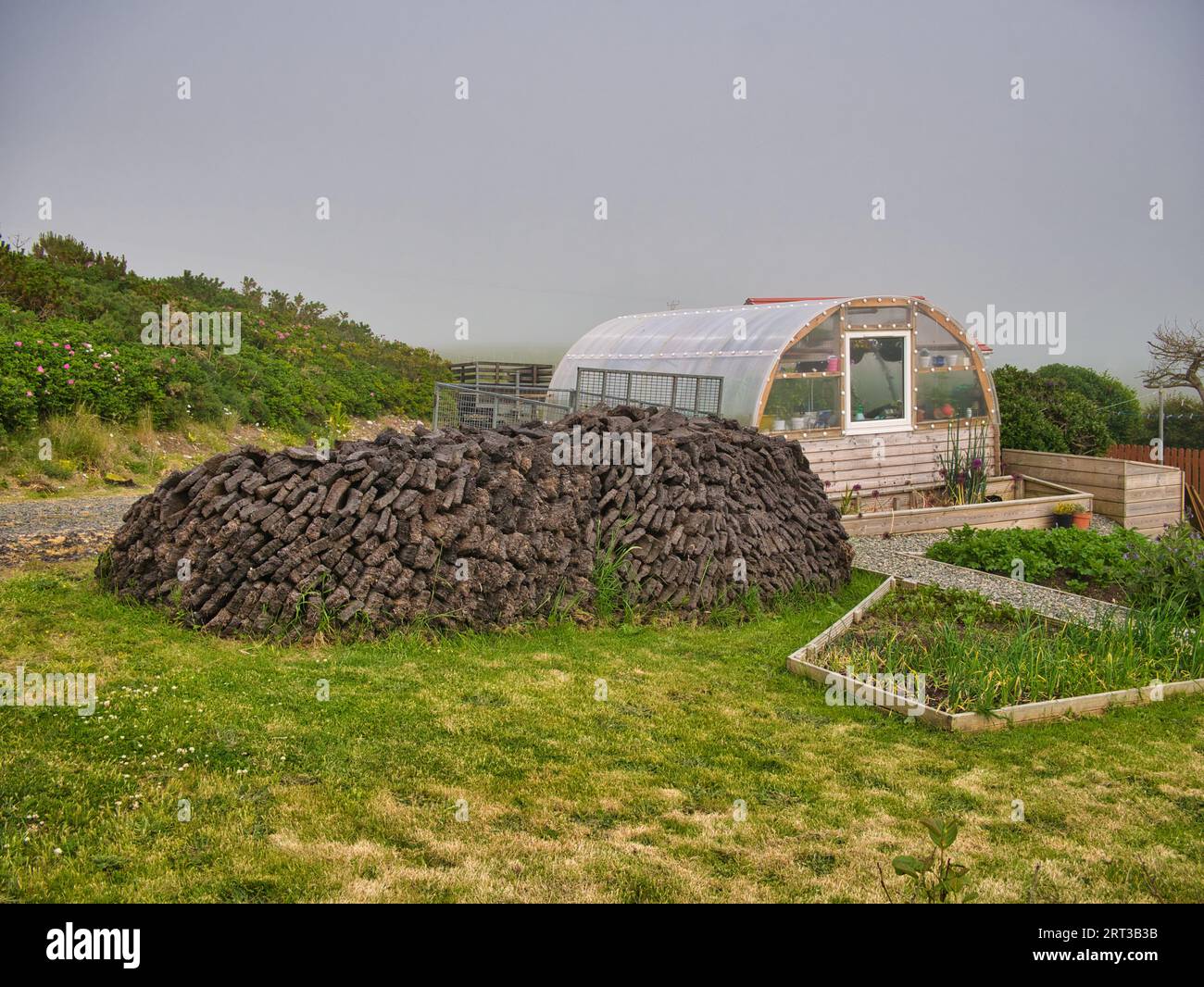 Ein Mound aus getrocknetem Torf auf der Isle of Lewis in den Äußeren Hebriden, Schottland, Großbritannien. Eine traditionelle Energiequelle für Heizen und Kochen. Stockfoto