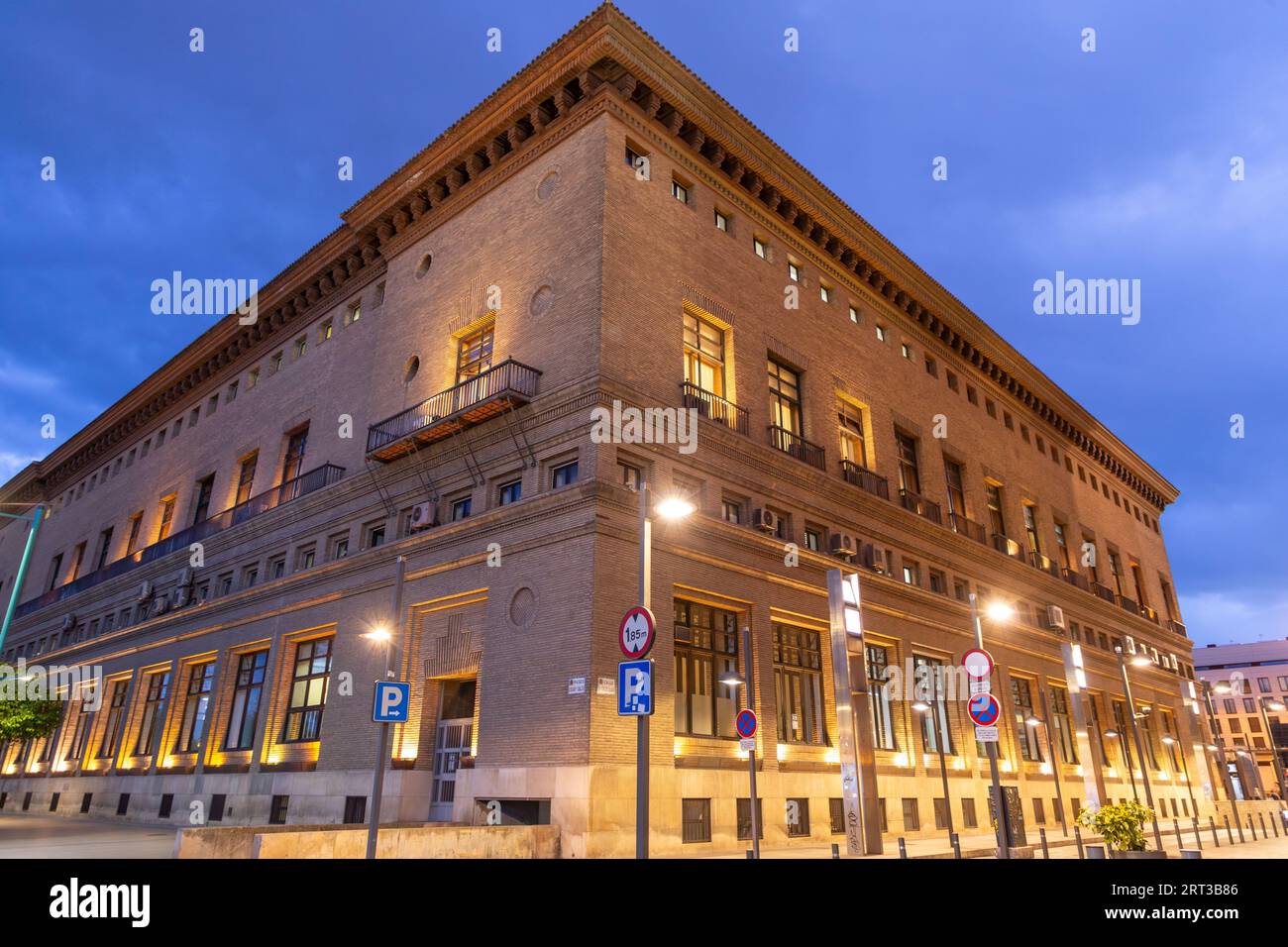 Zaragoza, Spanien - 14. FEBRUAR 2022: Das Rathaus von Zaragoza ist Sitz des stadtrats. Das Hotel befindet sich auf der Plaza of Our Lady of the Pillar und ist in der Mitte erbaut Stockfoto