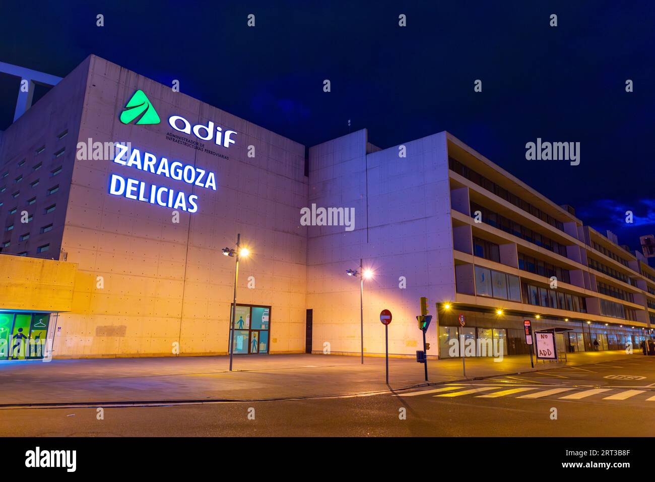 Zaragoza, Spanien - 14. FEBRUAR 2022: Außenansicht des Bahnhofs Delicias, dem wichtigsten öffentlichen Verkehrsknotenpunkt der Stadt Saragoza, Aragon, Spanien. Stockfoto