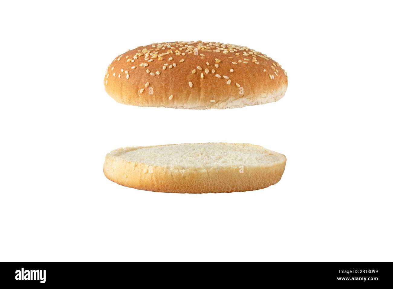 Sesambrötchen für Burger, oben und unten getrennt, Seitenansicht isoliert auf weiß. Rundes Brot mit halbgeschnittenen Sesamkörnern. Stockfoto