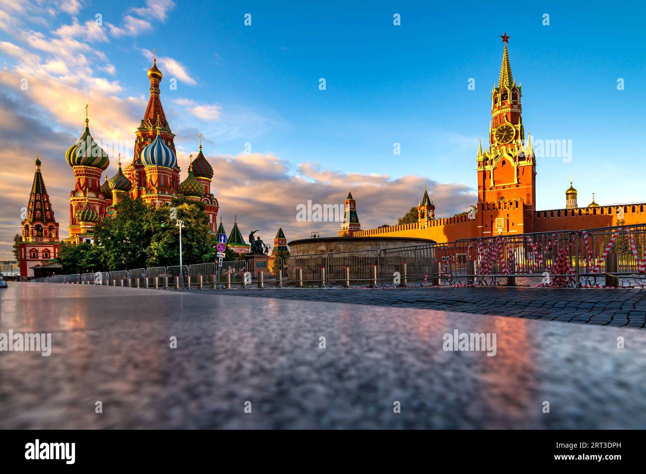 Russland, Moskau, Kreml und St. Basilius-Kathedrale am Roten Platz bei Sonnenaufgang Stockfoto