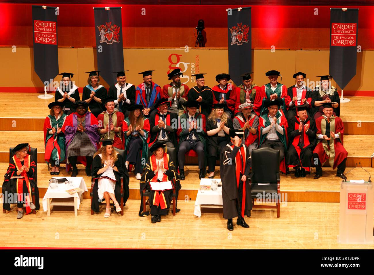 Eine Abschlussfeier der Cardiff University in der St. David's Hall, bei der alle traditionellen Outfits und das Doffing der Kappe gezeigt werden. Stockfoto