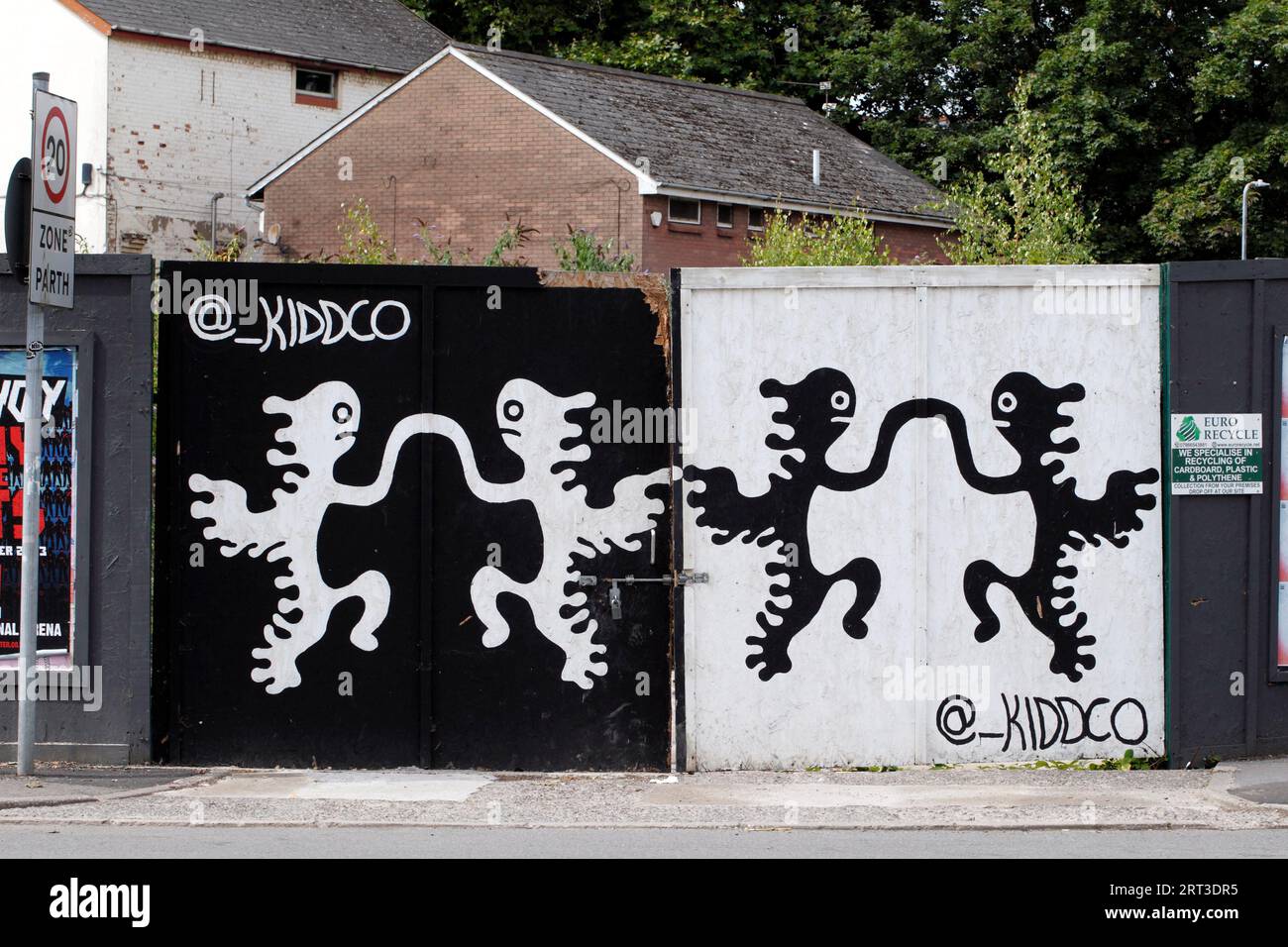 Kiddco. Schwarz-weiß-Wand oder Horten Wandgemälde als Teil der lokalen Community Kunstwerke in Cardiff Bay, Cardiff Docks, Butetown, Cardiff, Wales UK Stockfoto