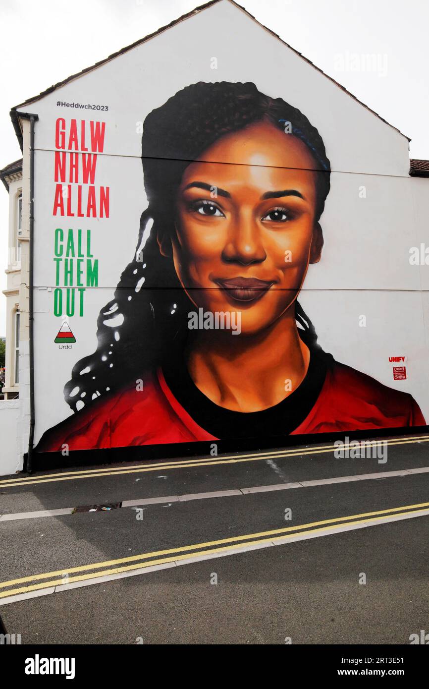 „Call them out“-Fototapete mit Urdd-Botschafterin Nia Fajeyisan. Die jährliche Botschaft von Urdd zum Frieden und zum guten Willen (Credit UNIFY Creative) Stockfoto