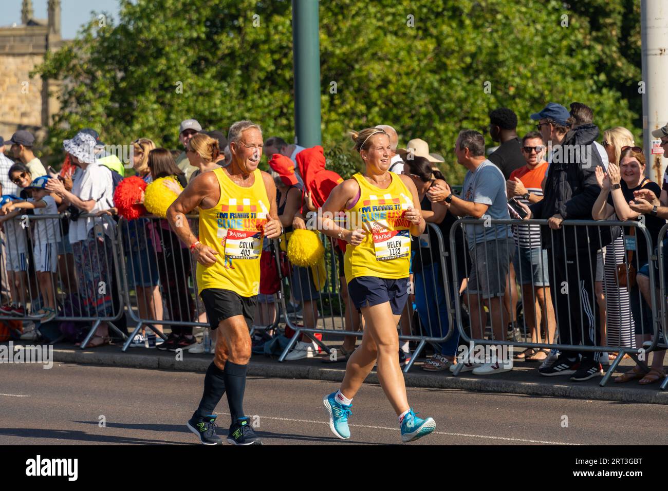 Great North Run 2023. Charity Runners for Cure Usher Syndrome überqueren die Tyne Bridge in Gateshead, Großbritannien. Stockfoto