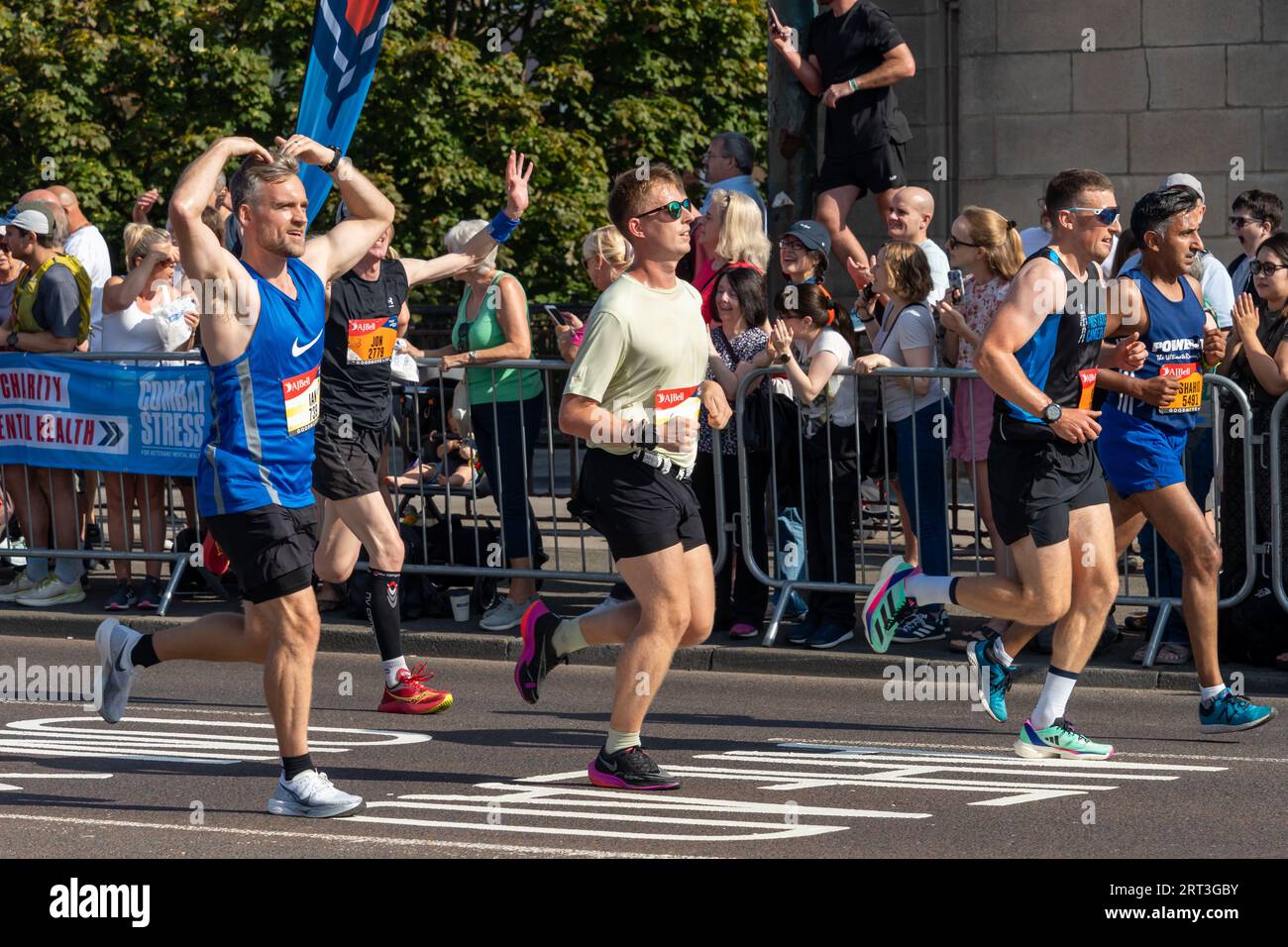 Great North Run 2023. Ein Läufer macht die Mobot-Geste über die Tyne Bridge in Gateshead, Großbritannien. Stockfoto