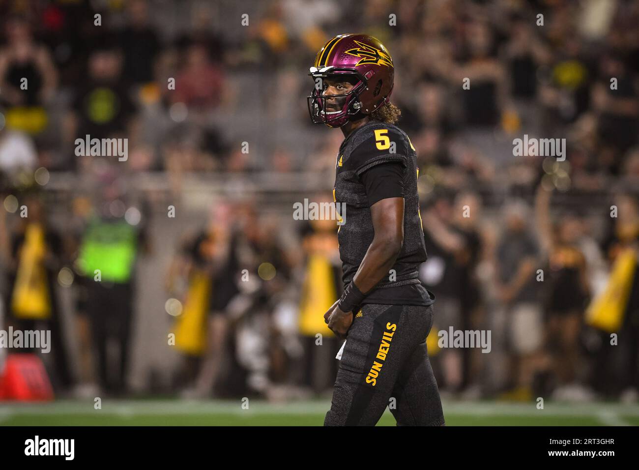 Arizona State Quarterback Jaden Rashada (5) blickt im ersten Viertel eines Spiels gegen die Oklahoma State Cowboys am Samstag, September, auf das Feld Stockfoto