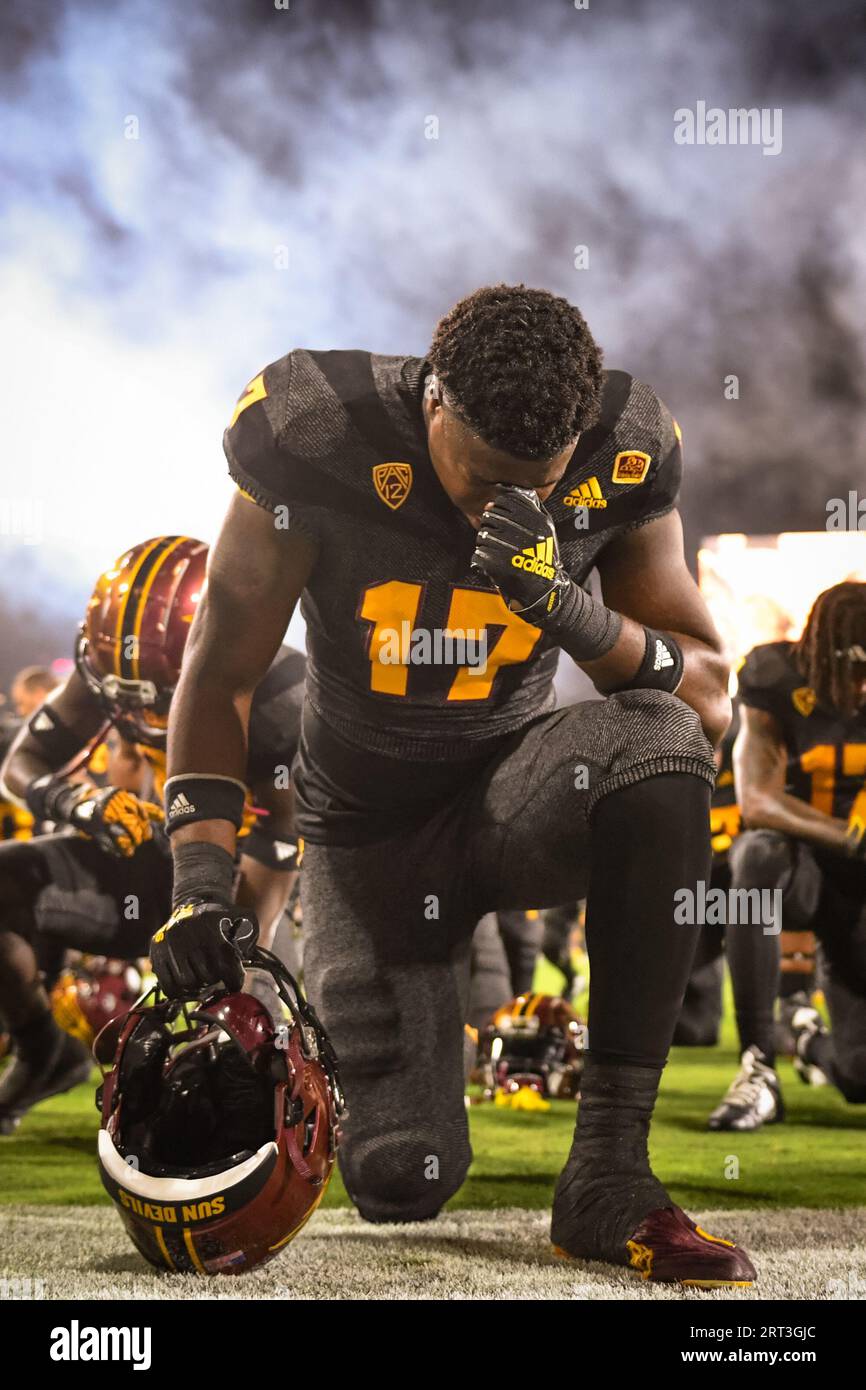 Der Arizona State Wide Receiver Kaleb Black (17) kniet im Gebet vor einem Spiel gegen die Oklahoma State Cowboys am Samstag, den 9. September 2023. Oklahom Stockfoto