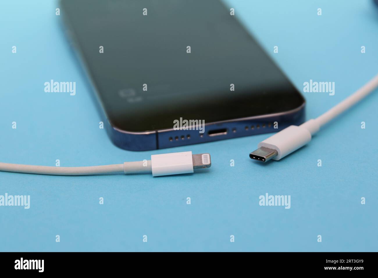 Berlin, Deutschland. September 2023. Ein iPhone 14 Pro mit Lightning-Kabel (links) und USB-C-Kabel (rechts). Apple wird wahrscheinlich seinen internen Lightning-Anschluss am kommenden Dienstag durch USB-C ersetzen, nachdem die Europäische Union beschlossen hat, dass Telefonhersteller den USB-C-Standard bis Ende 2024 verwenden müssen. Quelle: Christoph Dernbach/dpa/Alamy Live News Stockfoto