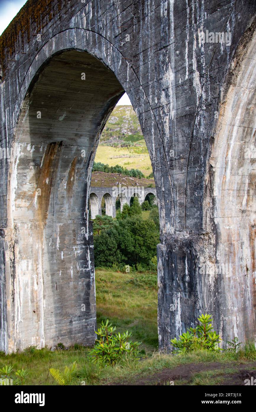 Glenfinnan Viaduct, die legendäre Bahnstrecke aus dem Jahr 1901 mit einer geschwungenen 21-Bogenspannweite, die in mehreren Harry-Potter-Filmen in Glenfinnan, West Highlands, Schottland, zu sehen war Stockfoto