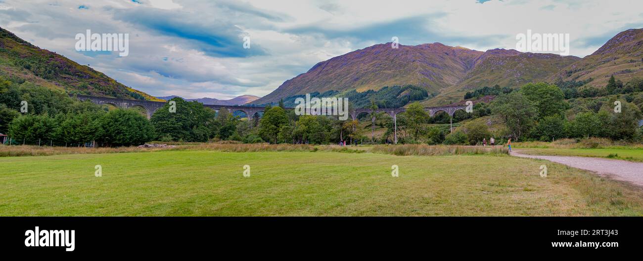 Glenfinnan Viaduct, die legendäre Bahnstrecke aus dem Jahr 1901 mit einer geschwungenen 21-Bogenspannweite, die in mehreren Harry-Potter-Filmen in Glenfinnan, West Highlands, Schottland, zu sehen war Stockfoto