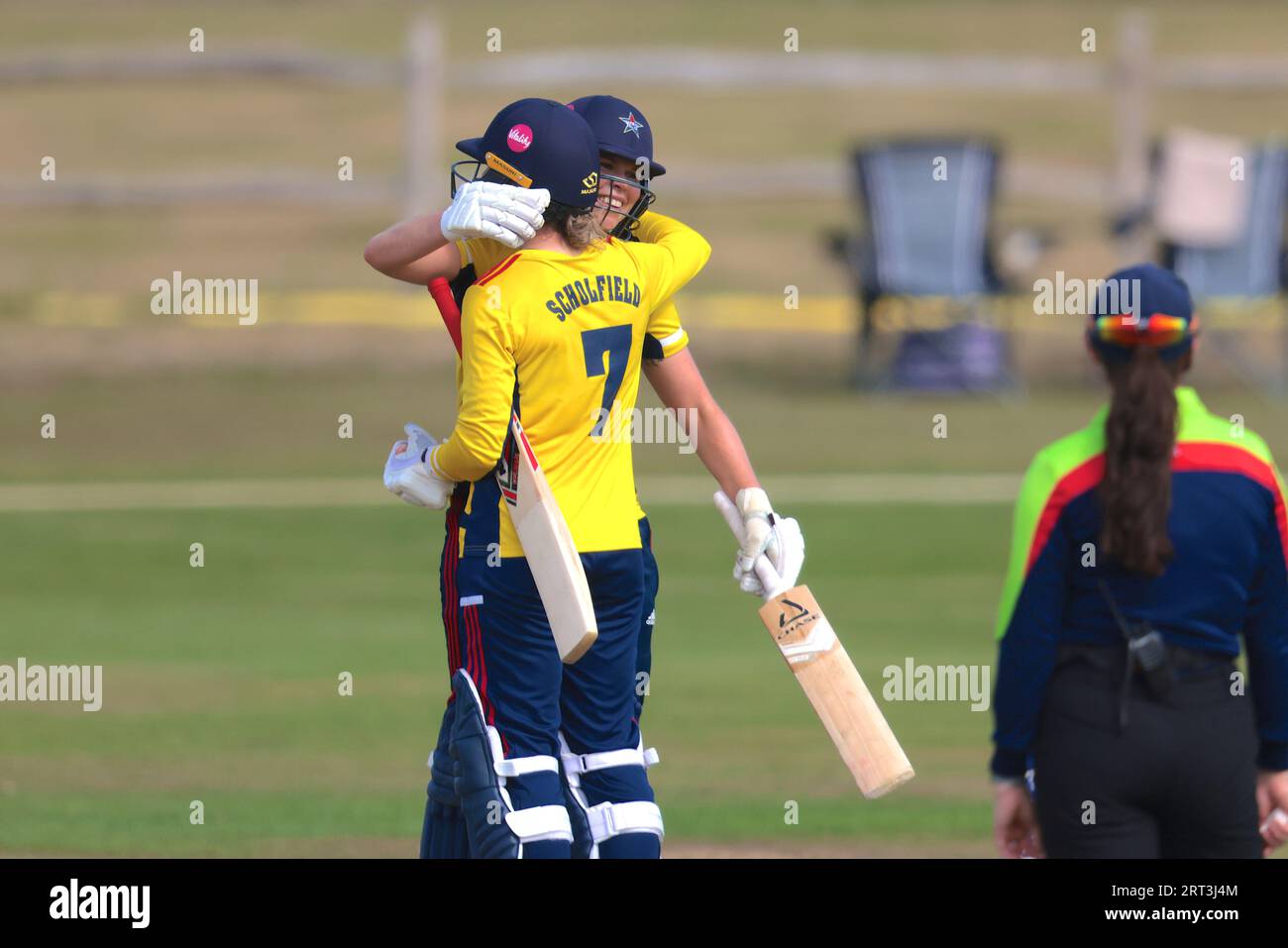 London, Großbritannien. September 2023. Alice Davidson-Richards gratuliert den Stars Paige Scholfield, die sich im Rachael Heyoe-Flint Trophy Match im County Ground, Beckenham, gegen den Blaze stellen. Quelle: David Rowe/Alamy Live News Stockfoto