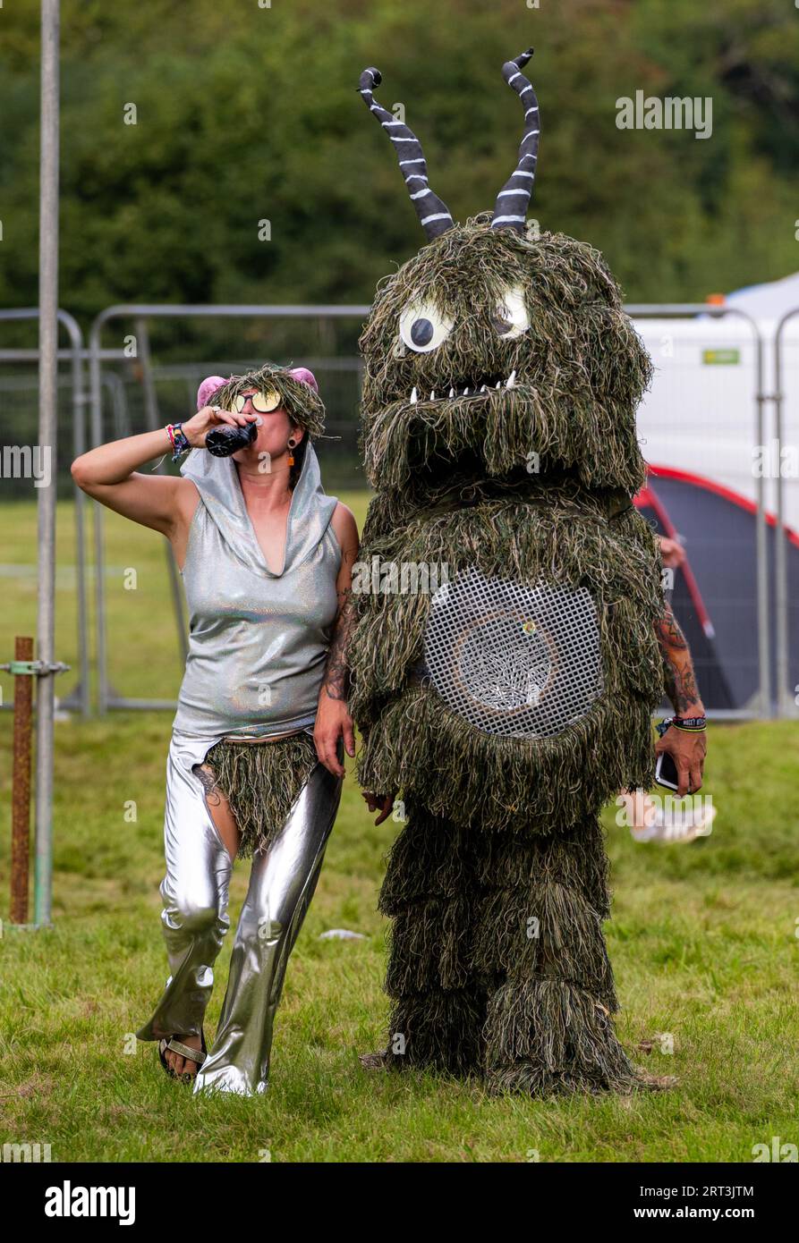 Wookiee und Freund im Weltraumthema. Mucky Weekender Festival, Vicarage Farm, Woodmancott, in der Nähe von Winchester, Hampshire, UK Stockfoto