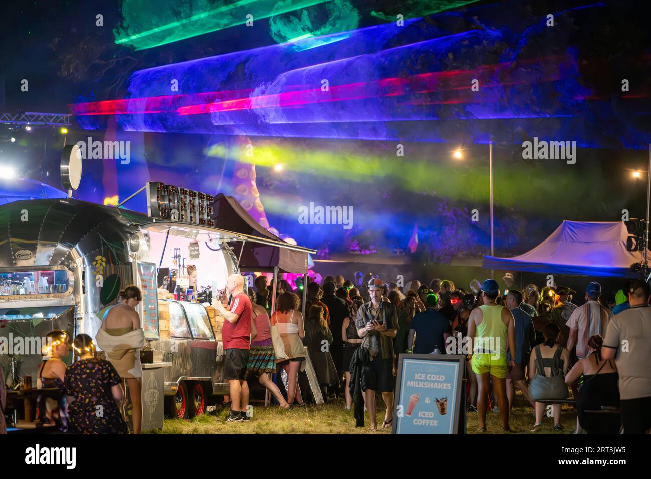 Laser-Lichtshow über der Kaffeebar beim Mucky Weekender Music Festival, Vicarage Farm, Woodmancott, in der Nähe von Winchester, Hampshire, UK Stockfoto