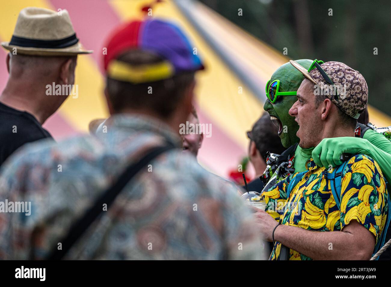Grüner Mann. Hand-an-Schulter-Verbindung. Musikfestival. Mucky Weekender Festival, Vicarage Farm, Woodmancott, in der Nähe von Winchester, Hampshire, UK Stockfoto