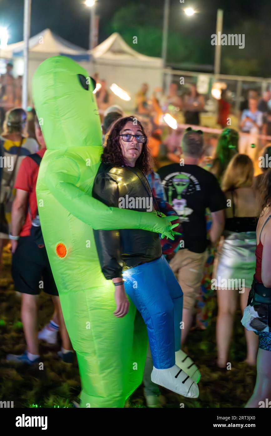 Alien-Entführung und eine große Umarmung. Musikfestival. Mucky Weekender Festival, Vicarage Farm, Woodmancott, in der Nähe von Winchester, Hampshire, UK Stockfoto